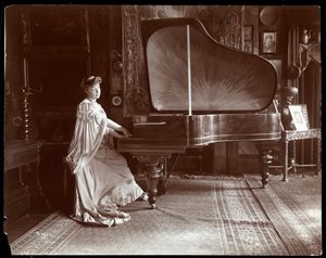 Sra. IM Clark sentada em um piano de cauda de 1904 (impressão em gelatina de prata)